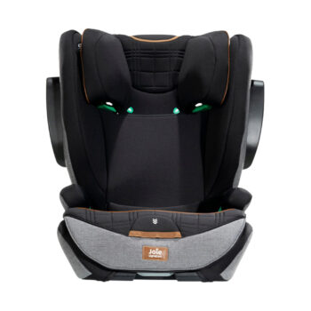 Joie i-Traver autostoeltje in Carbon, met i-Size veiligheidsnormen, verstelbare hoofdsteun en zijwaartse bescherming, ontworpen voor comfort en veiligheid tijdens autoritten voor kinderen.