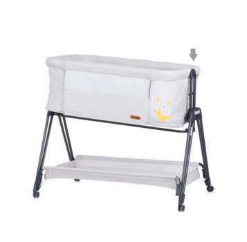 Chipolino Pretty Close Co-Sleeper in Platinum, modern ontwerp met verstelbare hoogte en ademende zijpanelen, biedt een veilige en comfortabele slaapomgeving voor baby's naast het ouderlijk bed.