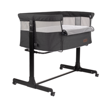 Co-sleeper Novi Baby Goodnight in Black Melange, stijlvol en veilig ontwerp met verstelbare hoogte en ademende zijpanelen, biedt een comfortabele slaapomgeving voor baby's dicht bij de ouders.