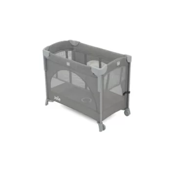 Joie Kubbie Sleep campingbedje in foggy gray, compact en opvouwbaar ontwerp met zijpanelen en verstelbare hoogte, ideaal voor veilig en comfortabel slapen tijdens reizen of logeerpartijen.