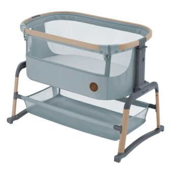 Maxi-Cosi Iora Air Co-Sleeper in Beyond Grey, ademend en comfortabel ontwerp met verstelbare hoogte en zijpanelen, biedt een veilige en knusse slaapomgeving naast het ouderlijk bed.