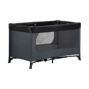 Puck Noor campingbedje, lichtgewicht en opvouwbaar met ademende zijpanelen en stevig frame, ontworpen voor een veilige en comfortabele slaapervaring tijdens reizen.