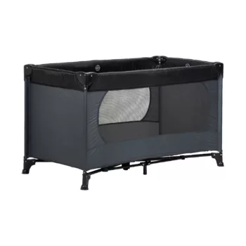 Puck Noor campingbedje, lichtgewicht en opvouwbaar met ademende zijpanelen en stevig frame, ontworpen voor een veilige en comfortabele slaapervaring tijdens reizen.