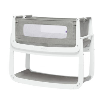 SnuzPod 4 Co-Sleeper in Dusk, stijlvol en praktisch ontwerp met ademende zijpanelen en verstelbare hoogte, biedt een veilige en comfortabele slaapomgeving voor baby's naast het ouderlijk bed.