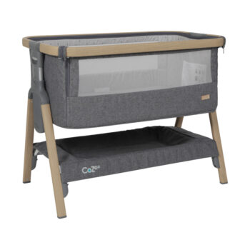 Topmark CoZee Co-Sleeper in Oak Charcoal, stijlvol en praktisch ontwerp met verstelbare hoogte en ademende zijpanelen, biedt een veilige en comfortabele slaapomgeving voor baby's naast het ouderlijk bed.