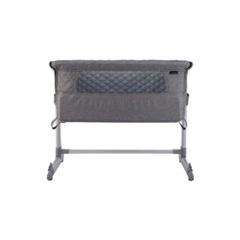 XAdventure Co-Sleeper in grijs, veilig en praktisch ontwerp met verstelbare hoogte en ademende zijpanelen, biedt een comfortabele slaapomgeving voor baby's naast het ouderlijk bed.