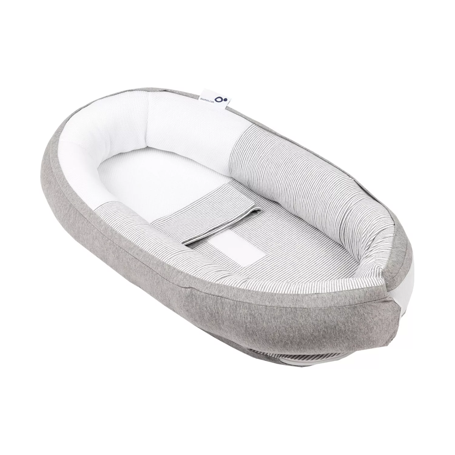 Doomoo Cocoon Doomoo Cocoon – een zacht en veilig babynestje met een ademende, rekbare stof en een verstelbare gordel, ontworpen om je baby een knusse en comfortabele slaapomgeving te bieden vanaf de geboorte tot ongeveer 8 maanden, ideaal voor zowel thuisgebruik als onderweg.