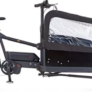 Prophete Cargo Plus – een robuuste en veelzijdige bakfiets met een ruime laadbak, voorzien van elektrische trapondersteuning, stevige zitplaatsen, en veiligheidsgordels, ontworpen voor comfortabel en veilig vervoer van kinderen, boodschappen, of andere ladingen tijdens dagelijkse ritten en lange afstanden.