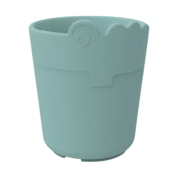 Done by Deer mini open beker – een kleine, ergonomische beker zonder tuit, perfect ontworpen voor kleine kinderhandjes, stimuleert zelfstandig drinken op een speelse en stijlvolle manier.