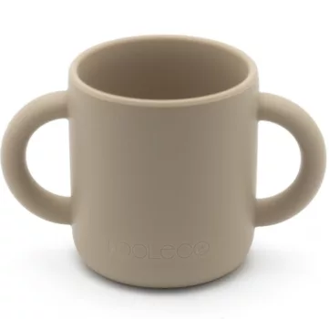 KOOLECO open beker – een milieuvriendelijke en kindvriendelijke beker zonder tuit, gemaakt van duurzame materialen, ideaal voor het leren zelfstandig drinken.