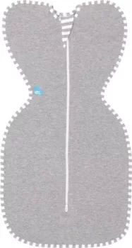 Beste inbakerdoek Love to Dream Swaddle Up – een innovatieve inbakerdoek met een uniek vleugeldesign, waarmee baby's met hun armen omhoog kunnen slapen, gemaakt van zacht en rekbaar materiaal, ontworpen om de natuurlijke slaaphouding te bevorderen en een gevoel van veiligheid en comfort te bieden.
