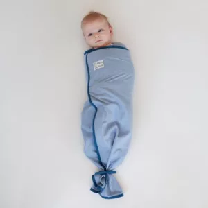 Pacco Piccolo Inbakerdoek – een ergonomische inbakerdoek van zacht katoen, ontworpen om je baby veilig en stevig in te bakeren, helpt om onrustige bewegingen te verminderen en bevordert een rustige en veilige slaap.