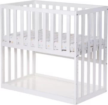 Childhome Co-Sleeper, houten bedkantwieg op wielen in wit, biedt een veilige en comfortabele slaapomgeving voor baby's dicht bij het ouderlijk bed, met eenvoudig verplaatsbaar ontwerp.