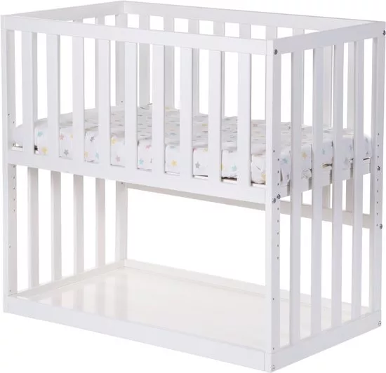 Childhome Co-sleeper Childhome Co-Sleeper, houten bedkantwieg op wielen in wit, biedt een veilige en comfortabele slaapomgeving voor baby's dicht bij het ouderlijk bed, met eenvoudig verplaatsbaar ontwerp.