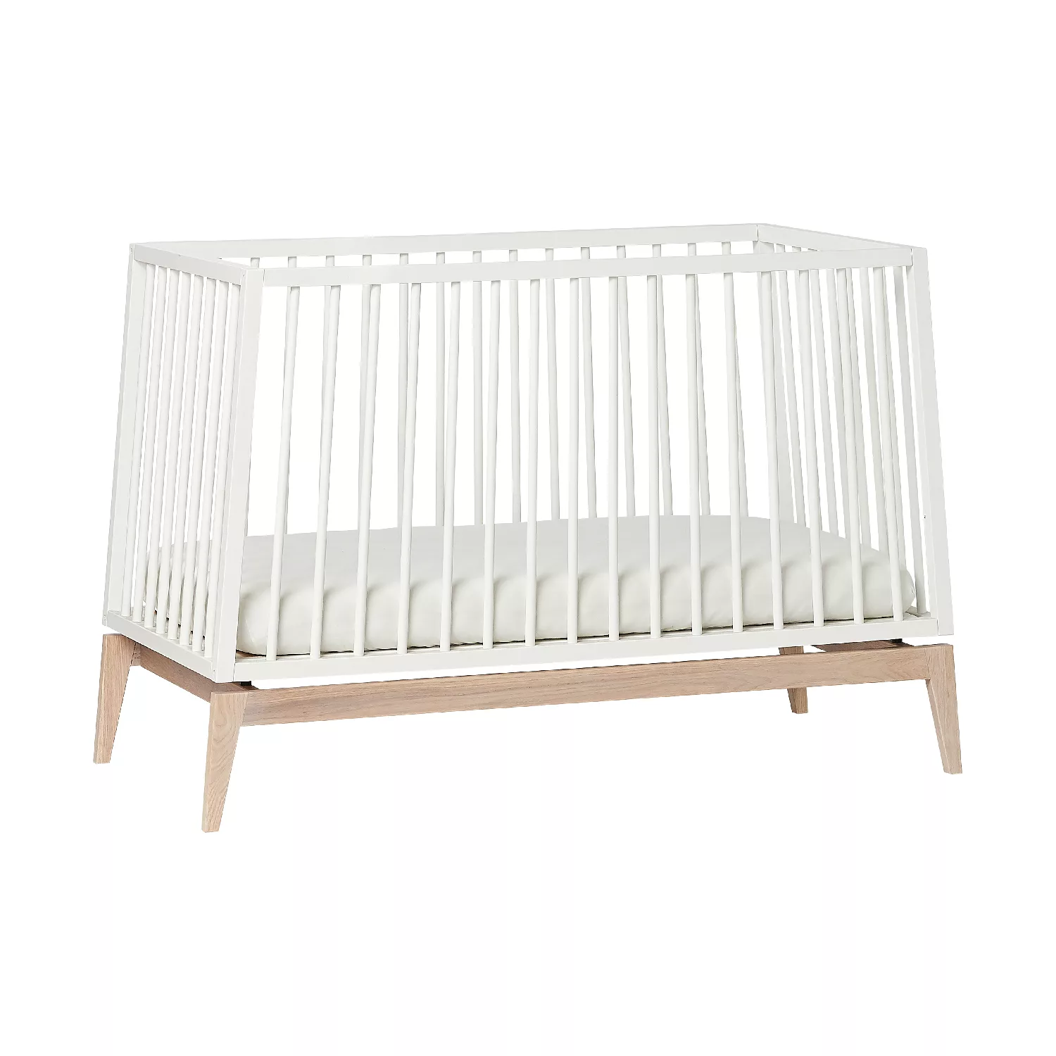 Leander Luna babybed Leander Luna babybed in wit eiken, stijlvol en duurzaam ontwerp, 70x140 cm, biedt een veilige en comfortabele slaapomgeving voor je baby, met de mogelijkheid om mee te groeien tot peuterbed.