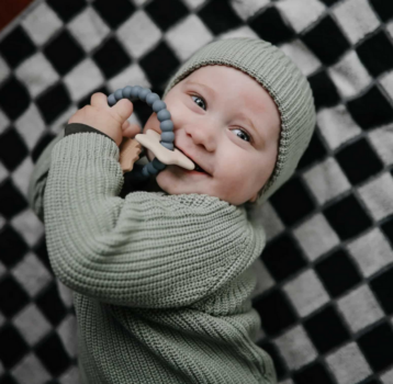 Bijtring Mushie Space – een speelse bijtring in een ruimtevaartthema, gemaakt van veilig siliconenmateriaal, ontworpen om het tandvlees van baby's te verzachten en te kalmeren tijdens het doorkomen van tandjes, gemakkelijk vast te houden door kleine handjes.